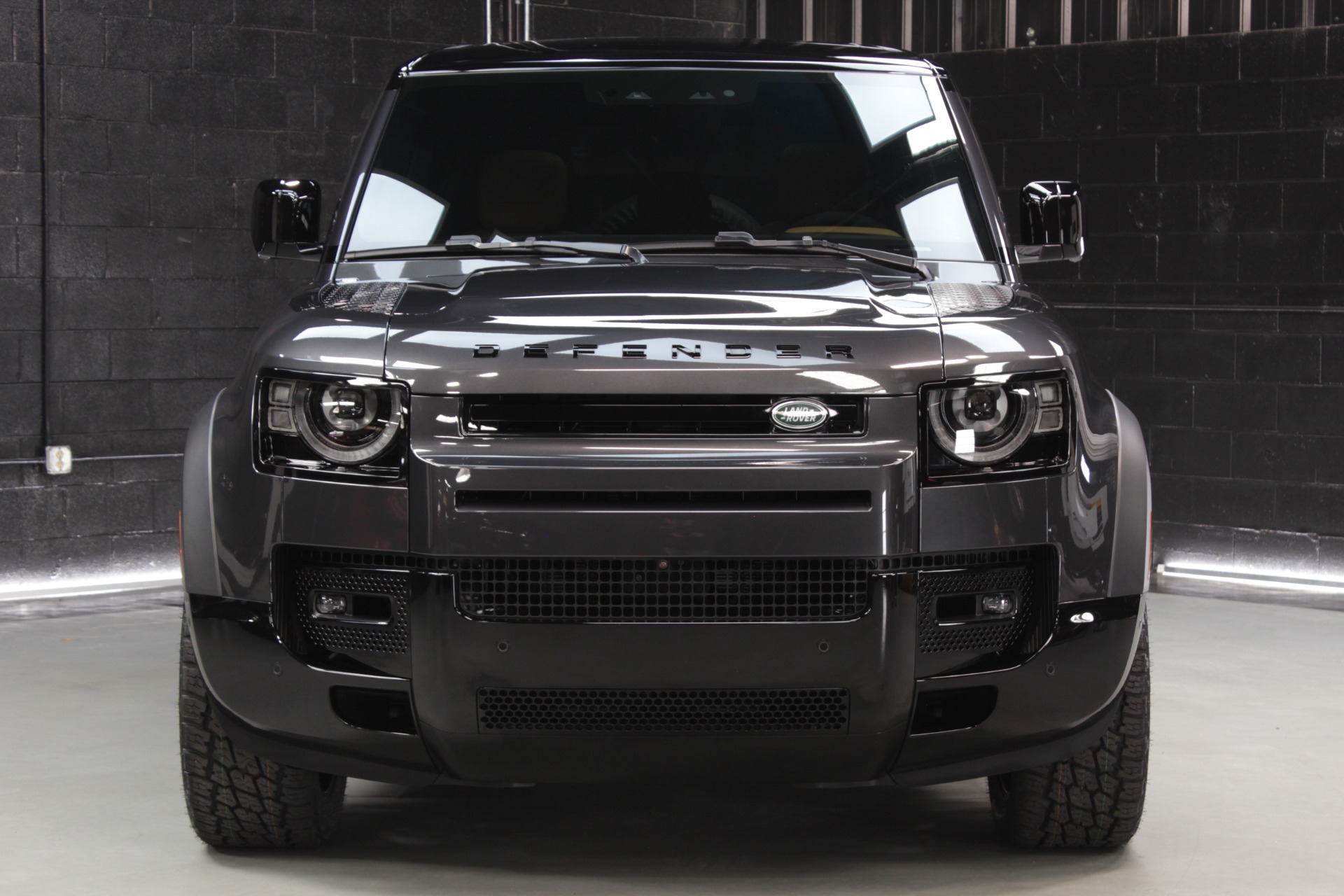 Black Beauty”: sofort verfügbarer Land Rover Defender 90